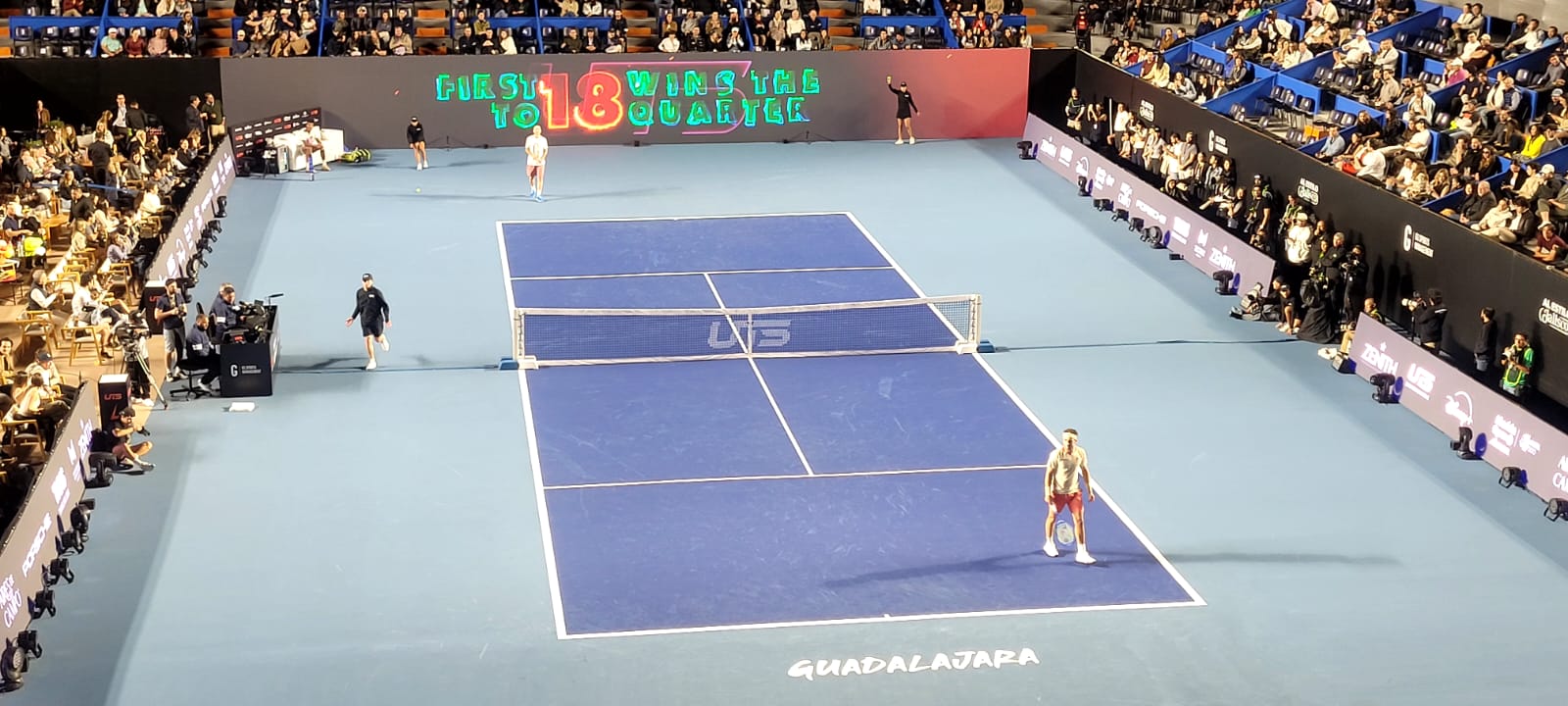 Un toque profesional de AV en torneo de tenis