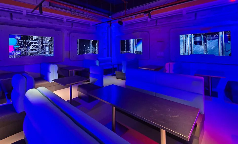 sky high restaurant at space magic with spinetix digital signage virtual reality
