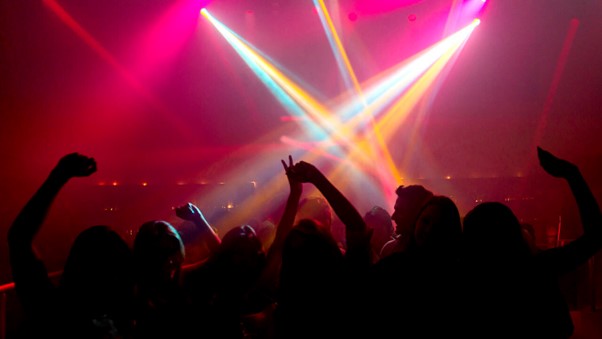 ¡La noche es tuya! La revolución audiovisual en los clubes de baile