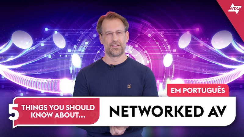 Man standing in front of a purple abstract digital background with the text "5 Things You Should Know About Networked AV" in Portuguese.