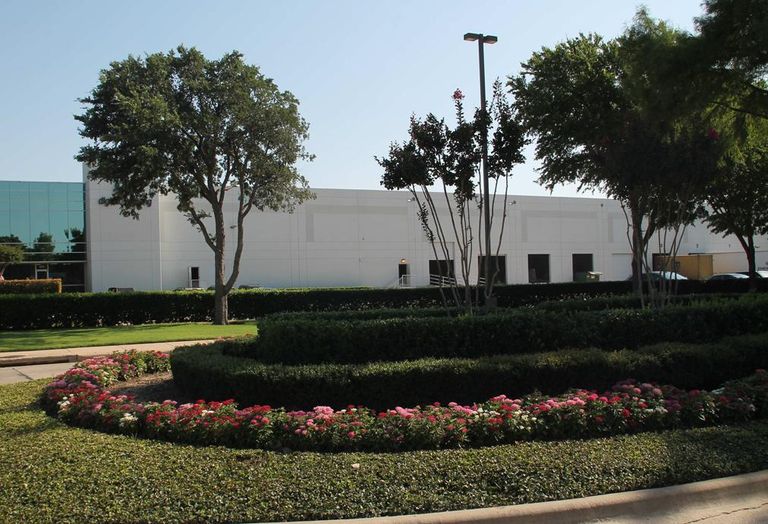 The Perfectly Green Corp subleased 21k SF of industrial flex space in Jupiter North Distribution Center at 2901 Technology Drive in Plano, from Advanced Flooring and Design. Bradford’s Brian Pafford and Clint Manning repped the landlord. Ryan Jordan of Edge Realty Partners repped the tenant. 