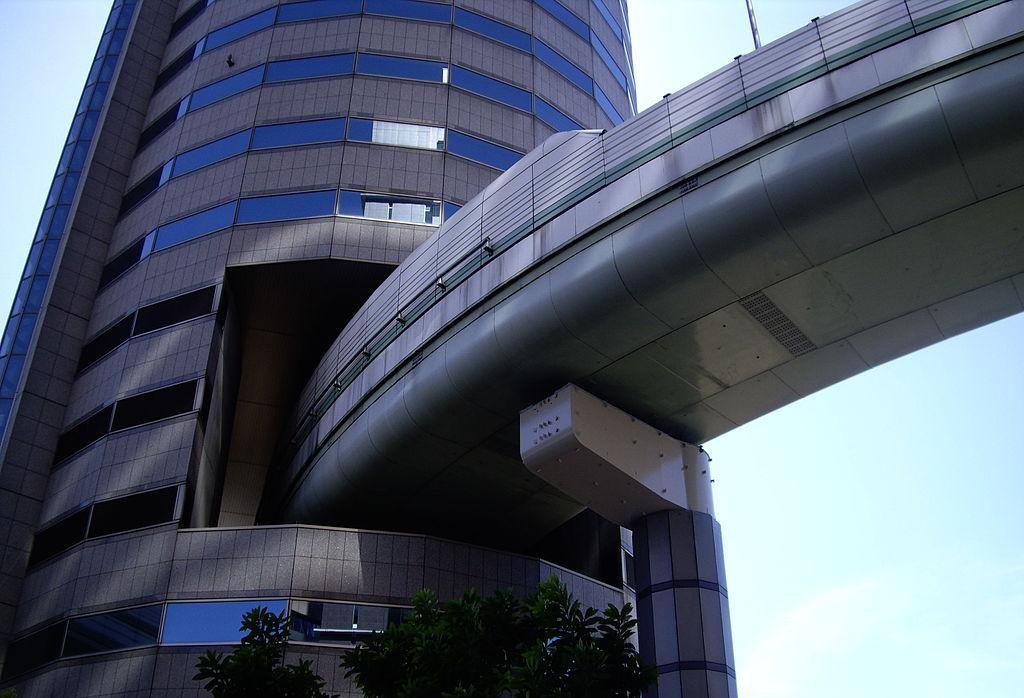 This building is easily recognized by the Hanshin Expressway onramp located within (yes, within) the tower. In the early 1980s, redevelopment of the was approved by the city but building permits stalled because the highway was in planning. Property rights holders negotiated with the Hanshin Expressway for five years before agreeing to jointly develop Gate Tower Building and the highway. 