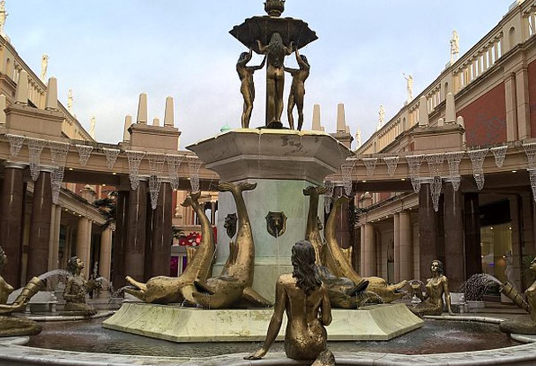 mermaid fountain at trafford centre manchester shopping