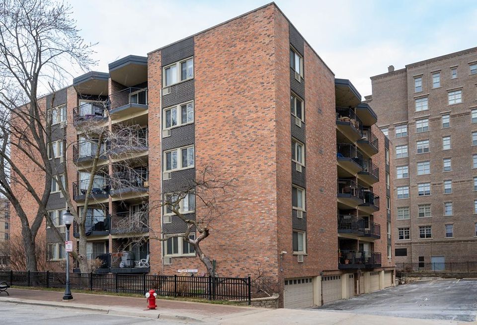 Photo of 1 North Chestnut in Arlington Heights multifamily building.