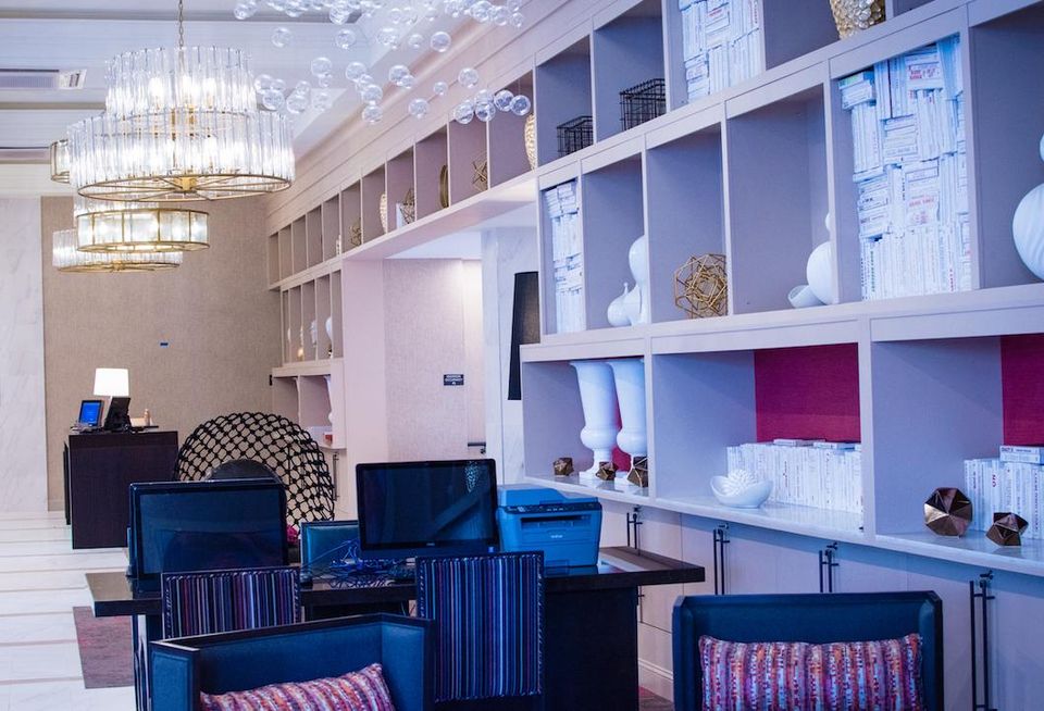 The lobby of the Delta Hotels by Marriott Baltimore Inner Harbor