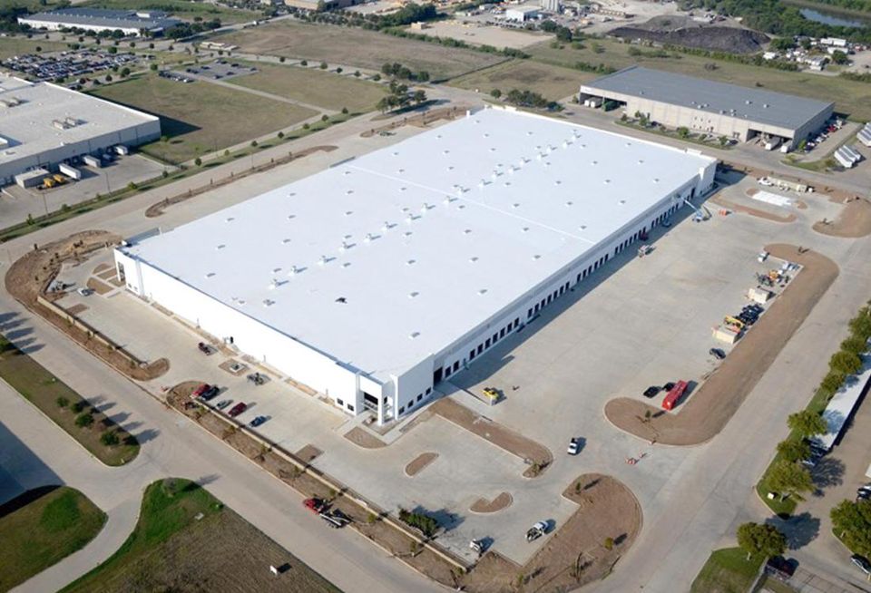 Hunt Southwest Real Estate Development has completed and will now lease Riverbend West, a Class-A warehouse and distribution center at 2101 Reeves Place in Fort Worth. The 300k SF industrial building is the first project for Hunt Southwest. 
