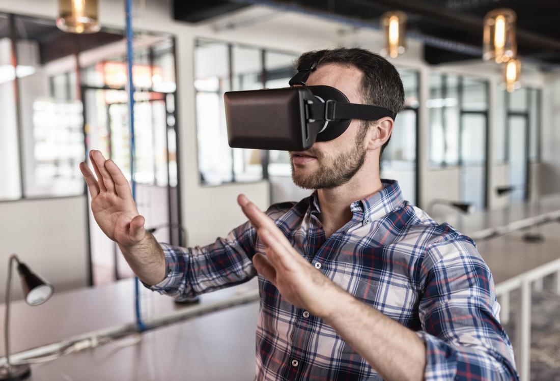 Man wearing 3D viewer-1