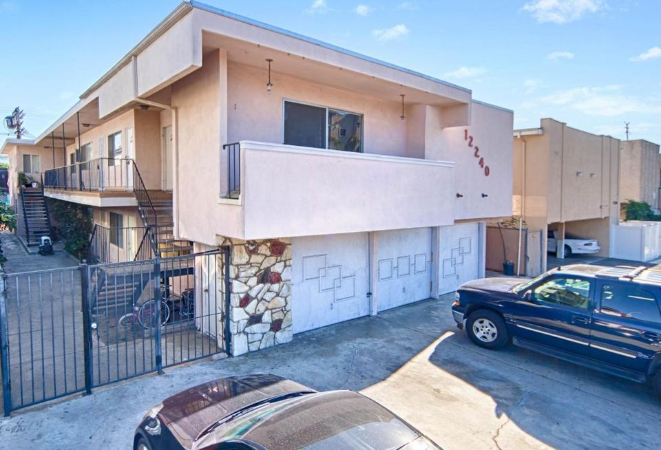 A private investor has purchased an 11-unit apartment in Mar Vista from an undisclosed seller for $4.14M.