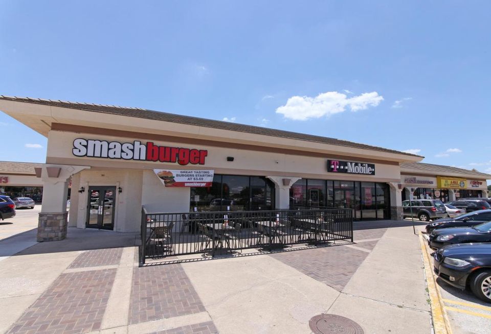Dallas-based LRIC LLC purchased Valley Square Shopping Center, a 107K SF community retail center at 722 and 724 West Main Street in Lewisville. Weitzman’s Matthew Rosenfeld, Mike Allen, Stephen Wise and Gretchen Miller handled negotiations as listing agent for the property.