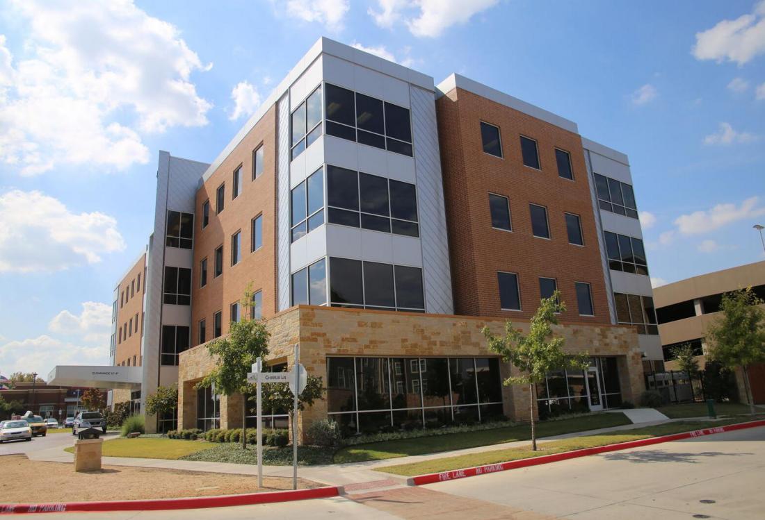 Stan Johnson Company completed the sale of the Midtown Medical Office Building, a 57k SF, multi-tenant medical office building at 900 Jerome St in Fort Worth to Roque Properties for $19M.
Toby Scrivner, Jeff Matulis, Grant Wilkins and Colin Cornell of the Healthcare Net Lease Group of Stan Johnson Company repped the seller, Ridgeline Capital Partners. Stan Johnson Company also repped the buyer in the transaction.
After a bidding war between an institutional buyer and a 1031 investor, the team achieved a sales cap rate that exceeded pricing expectations and beat the market by 75 to 100 bps.