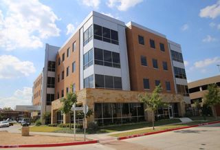 Stan Johnson Company completed the sale of the Midtown Medical Office Building, a 57k SF, multi-tenant medical office building at 900 Jerome St in Fort Worth to Roque Properties for $19M.
Toby Scrivner, Jeff Matulis, Grant Wilkins and Colin Cornell of the Healthcare Net Lease Group of Stan Johnson Company repped the seller, Ridgeline Capital Partners. Stan Johnson Company also repped the buyer in the transaction.
After a bidding war between an institutional buyer and a 1031 investor, the team achieved a sales cap rate that exceeded pricing expectations and beat the market by 75 to 100 bps.