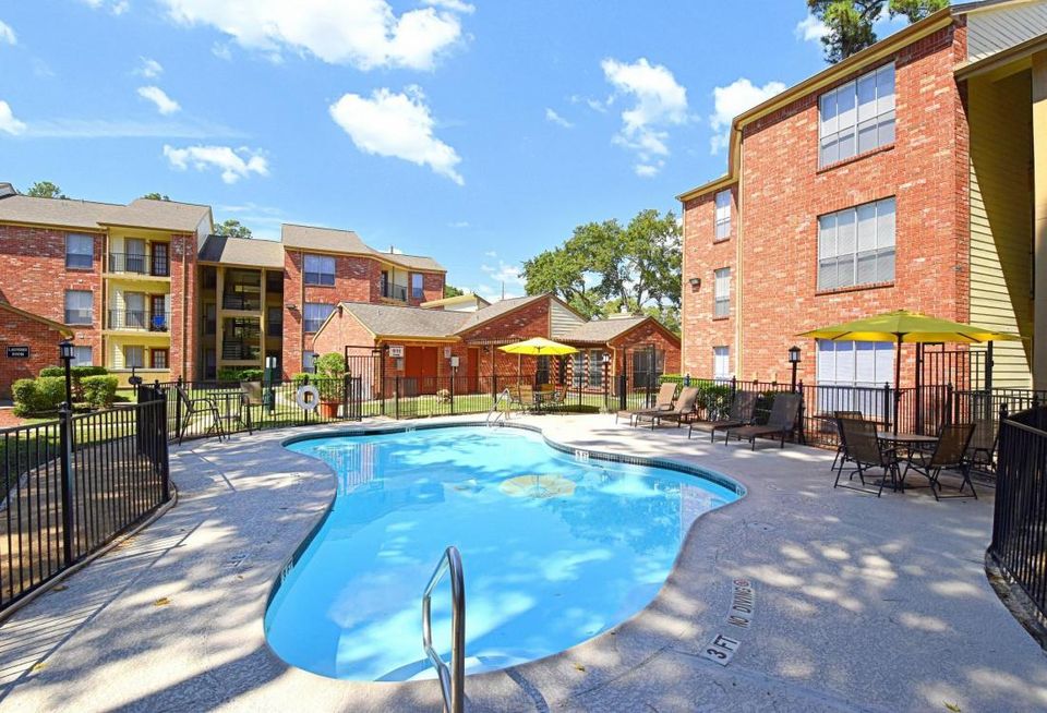 Garden Style Apartment Pool