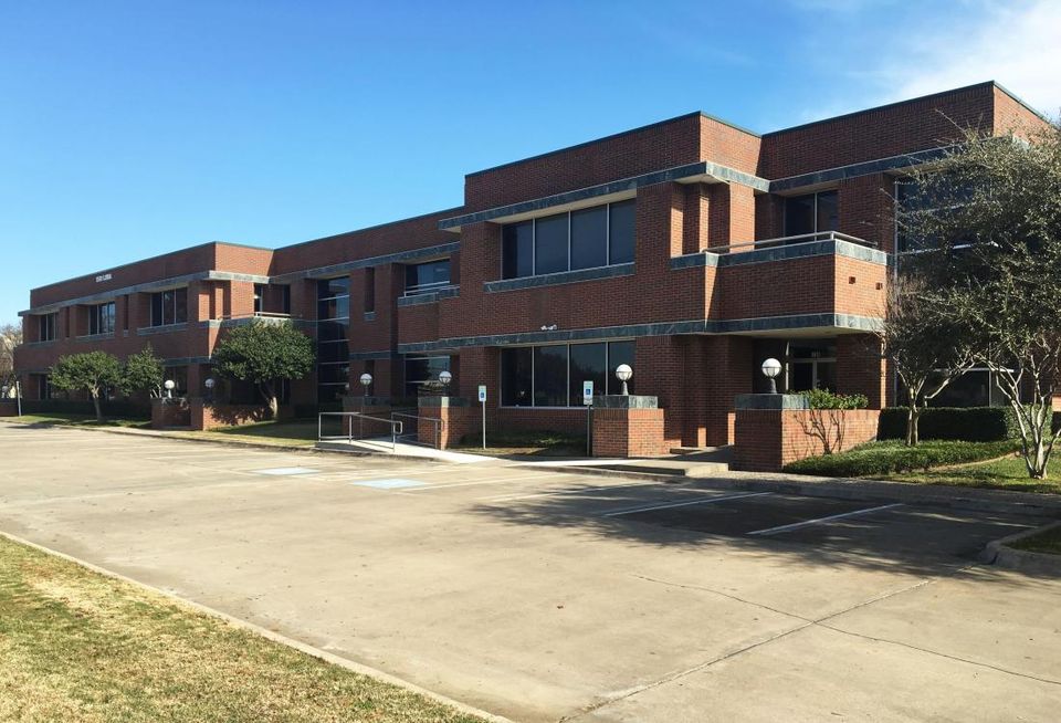 Lee & Associates closed a sale for a 59k SF industrial building located at 1501 Luna Road in Carrollton. Lee & Associates’ Nathan Denton and Corbin Blount repped the seller, Nu Vista Series 1D. Stream’s Ryan Boozer repped the buyer, H&A Brothers.