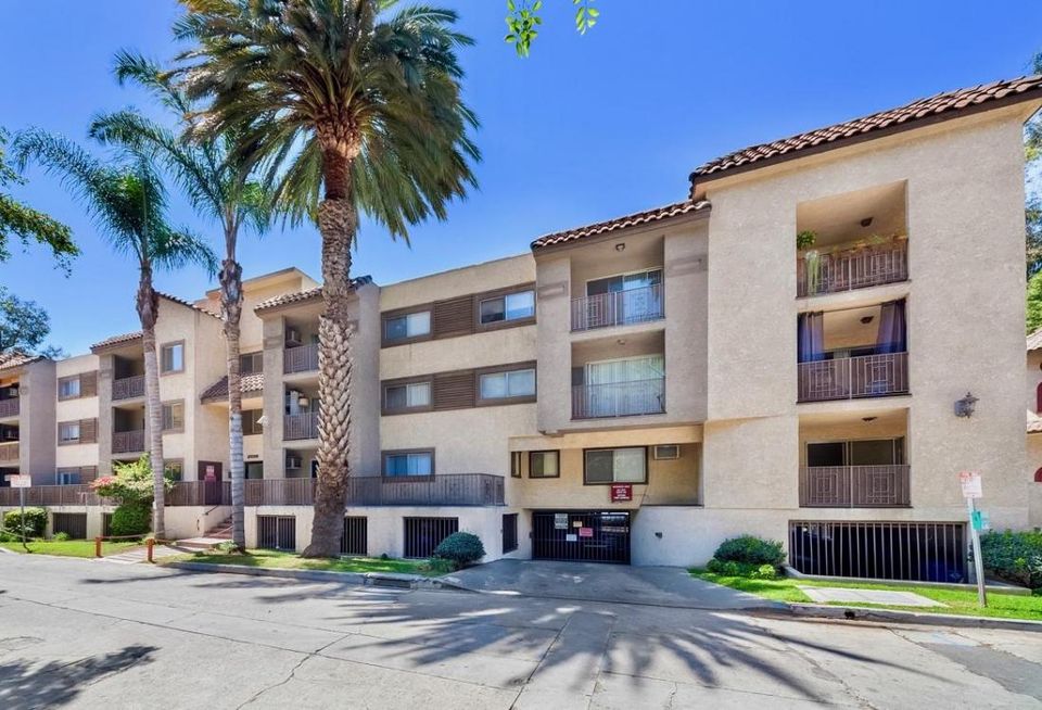 Xenon Investments Corp. acquires 67K SF Las Villa Apartments in Hollywood for $28.05M.