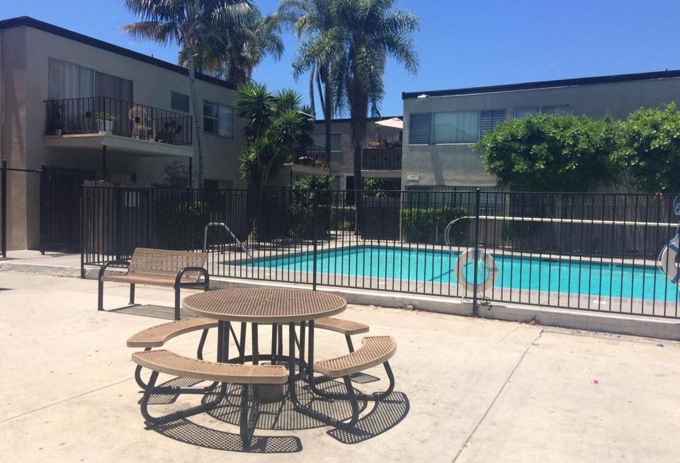 6520 De Longpre, LA