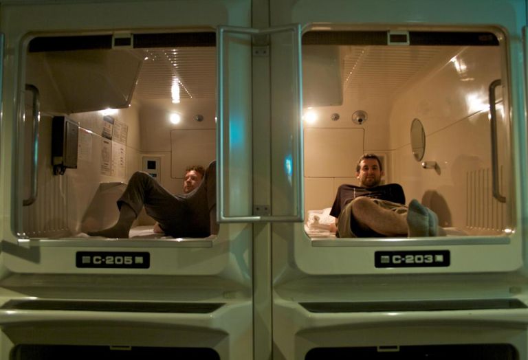 Capsule_hotel_asahi_plaza
