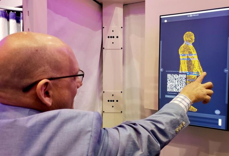 Size Stream Vice President of Sales Jeff Messer demonstrates the company's 3D body scanner at ICSC RECon 2018 in Las Vegas.