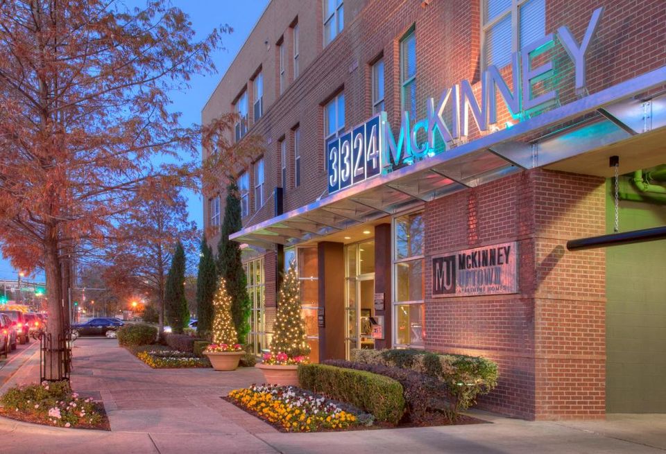 The Kislak Organization acquired McKinney Uptown in Dallas. The 144-unit midrise apartment complex is located at 3324 McKinney Avenue in West Village. Team Mozer with George Smith Partners arranged the acquisition financing provided by Los Angeles-based Mesa West Capital.