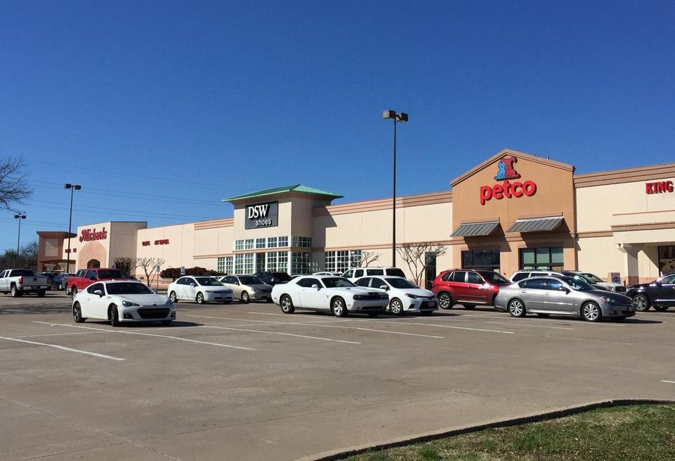 Sterling Organization purchased Creekwalk Village, a 174K SF shopping center at the northeast corner of West 15th Street and Alma Drive in Plano. The property was purchased from 29 tenants in common owners through Sterling Organization’s institutional fund Sterling Value Add Partners II for $24.5M. The shopping center is 100% occupied by nine retailers.