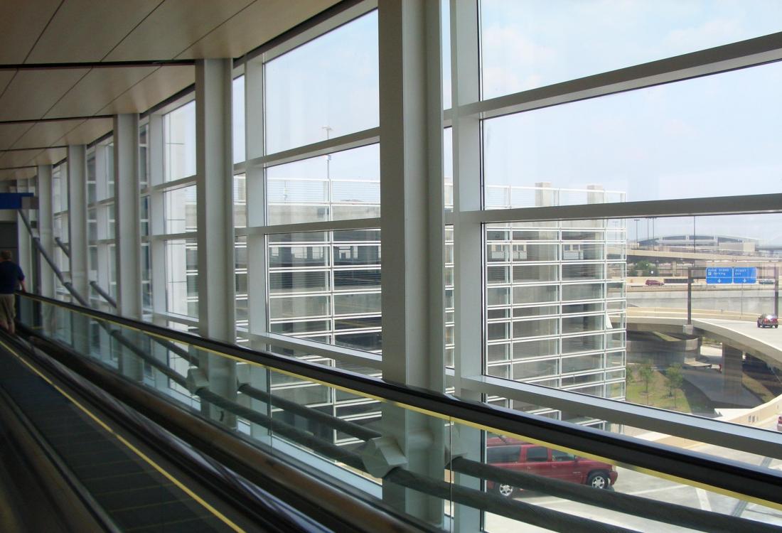 Cable suspended footbridge at DFW terminal D