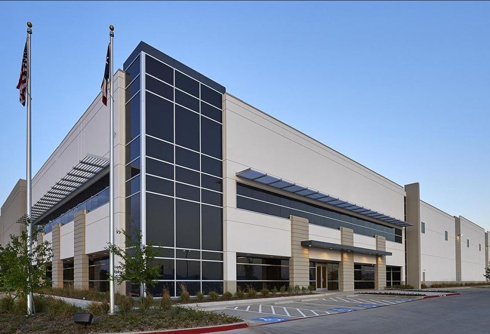Alliance Architects completed of the new 760k SF build-to-suit office/distribution facility for a leading national beauty retailer. Located on a 94-acre site in Mountain Creek Business Park, the distribution center is part of over 6M SF of industrial space designed by Alliance Architects within Mountain Creek Business Park.