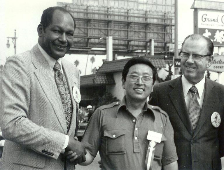 Koreatown founder Gene Kim (center) with LA Mayor Tom Bradley (left) as the Grand Marshal of the Korean Parade and LA County Supervisor James Hahn as the Honorary Grand Marshal in 1975. 