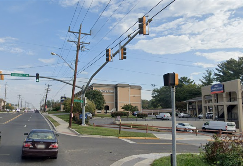 Intersection with stoplight and a Days Inn and Howard Johnson motel visible