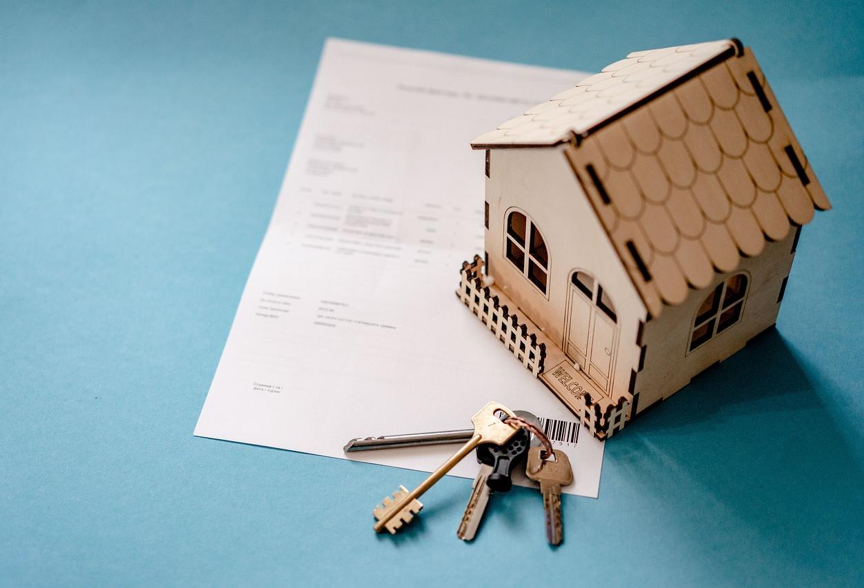 Image of keys, contract and toy home