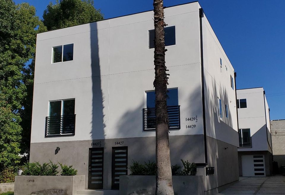 Apartment building at 14427 Tiara St. in Van Nuys