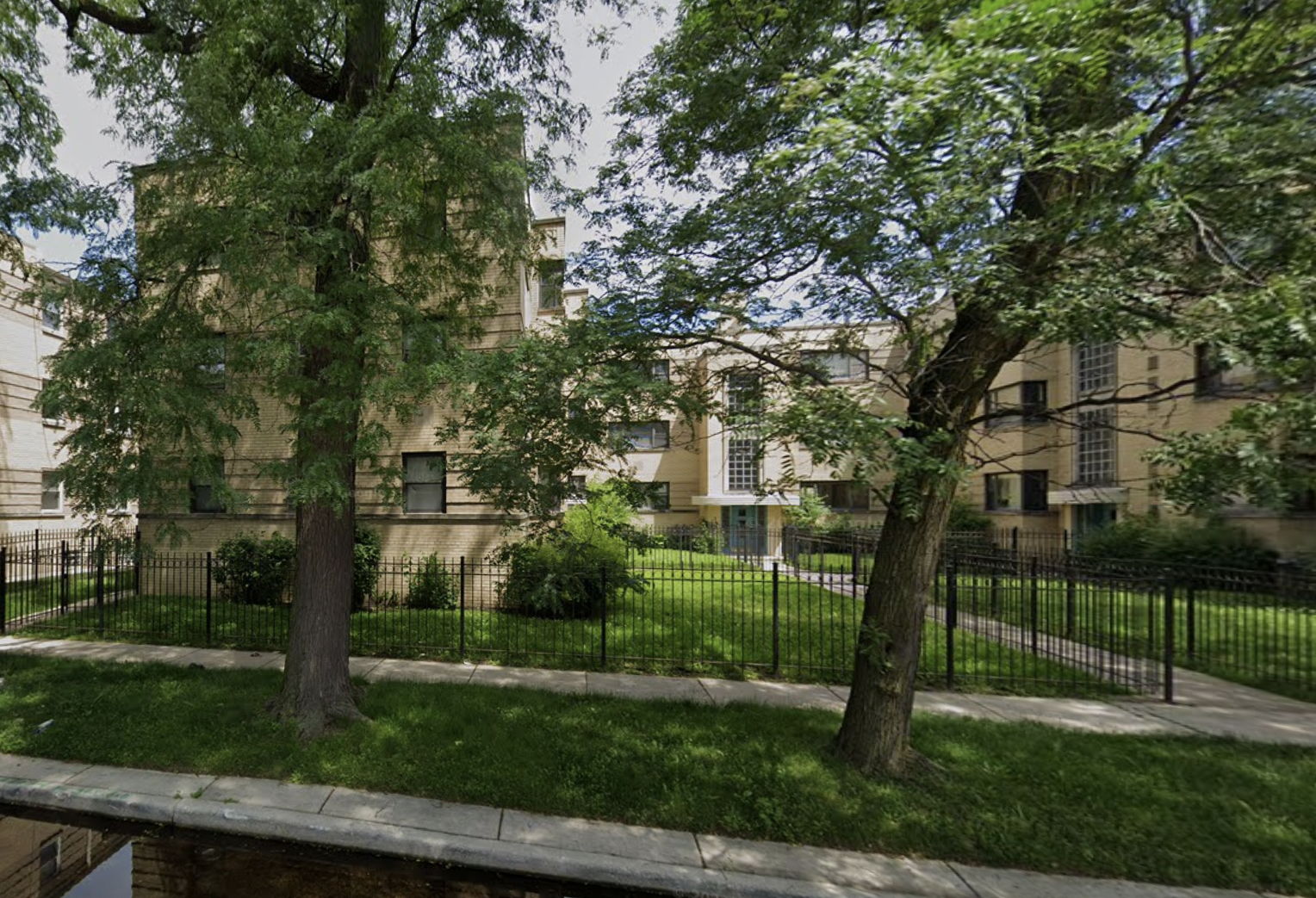One Of City’s Largest Landlords Sells Off Chicago Properties To Emerald Empire