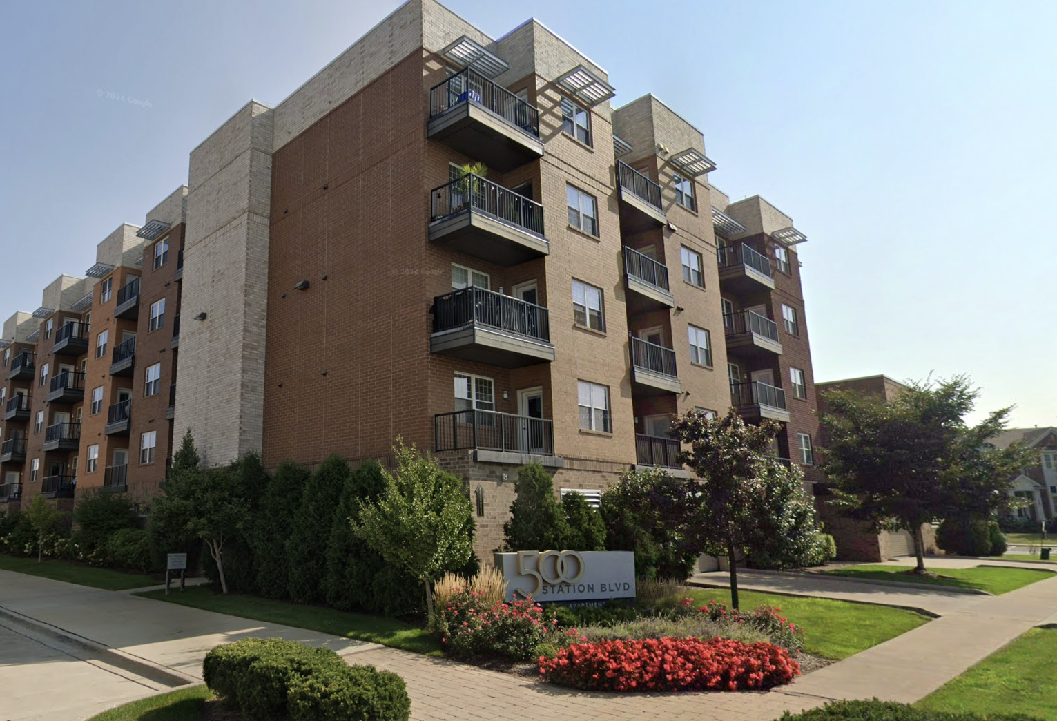 Landlord Refinances 417-Unit Aurora Multifamily For $130M