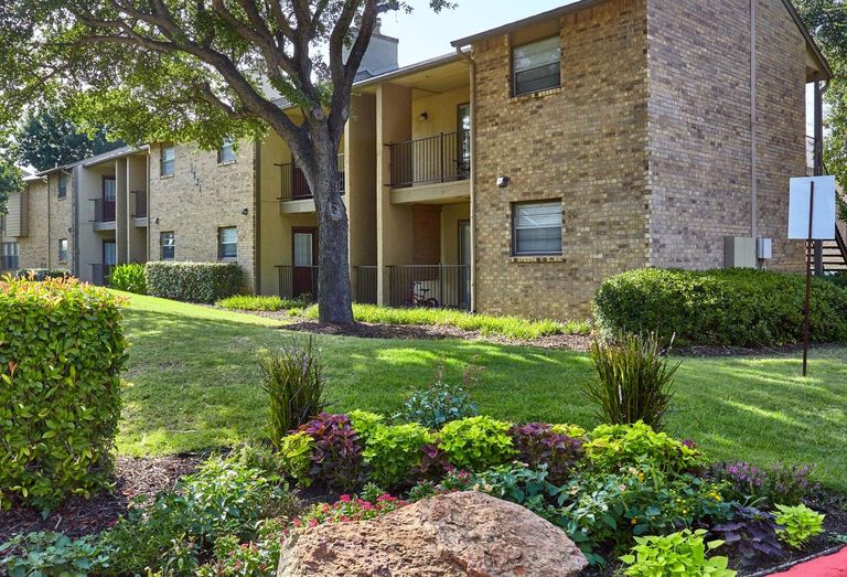 garden apartment facae