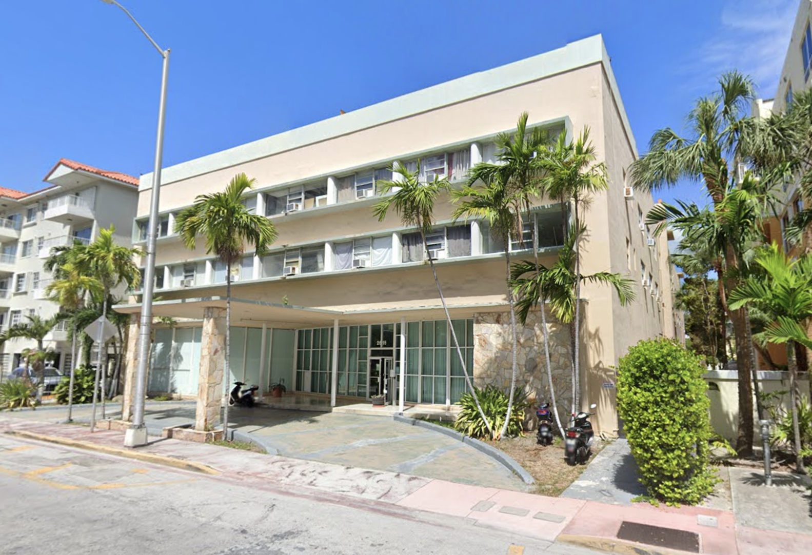2618 Collins Ave - Miami Beach - Holidays Network Group