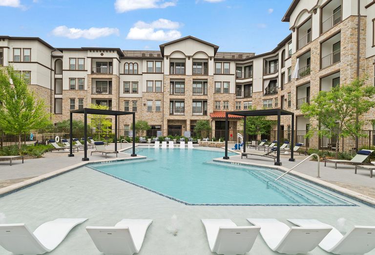 Jefferson Cove's pool and building.