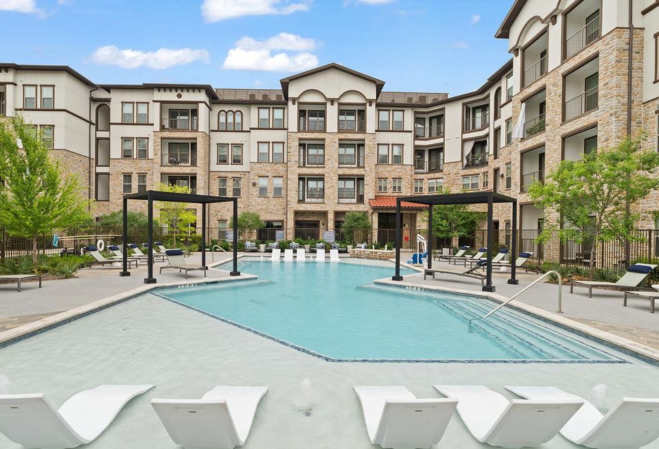 Jefferson Cove's pool and building.