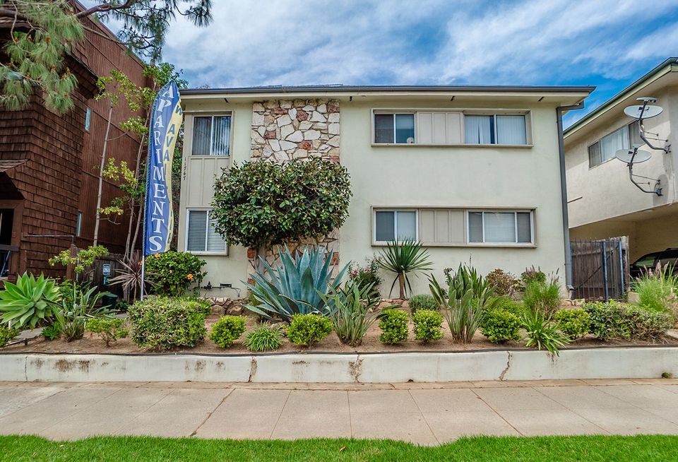 Apartment building at 11747 Mayfield Ave. in Brentwood