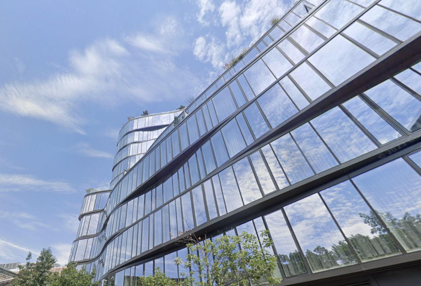 122 Greenwich Ave., where RFR has allegedly defaulted on loans covering eight commercial condos previously provided by Signature Bank.
