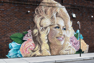 Dolly Parton Leaves Behind A Real Estate 'Empire' She Once Dreamed Of