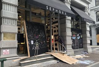 As Looting Spreads Through Manhattan, Retailers Race To Board Up Storefronts