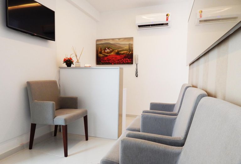doctor's waiting room medical office clinic