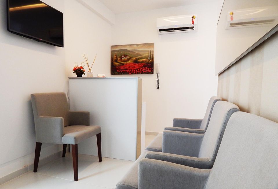 doctor's waiting room medical office clinic