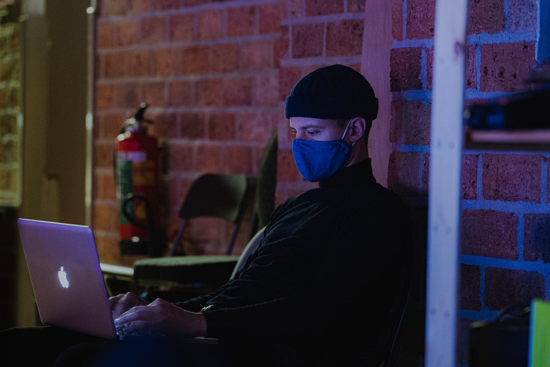 Facemask laptop