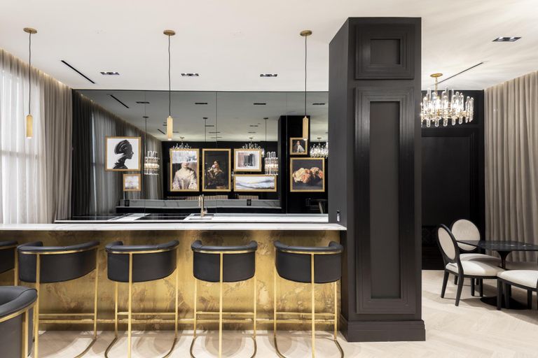 A lounge with high-quality fixtures 