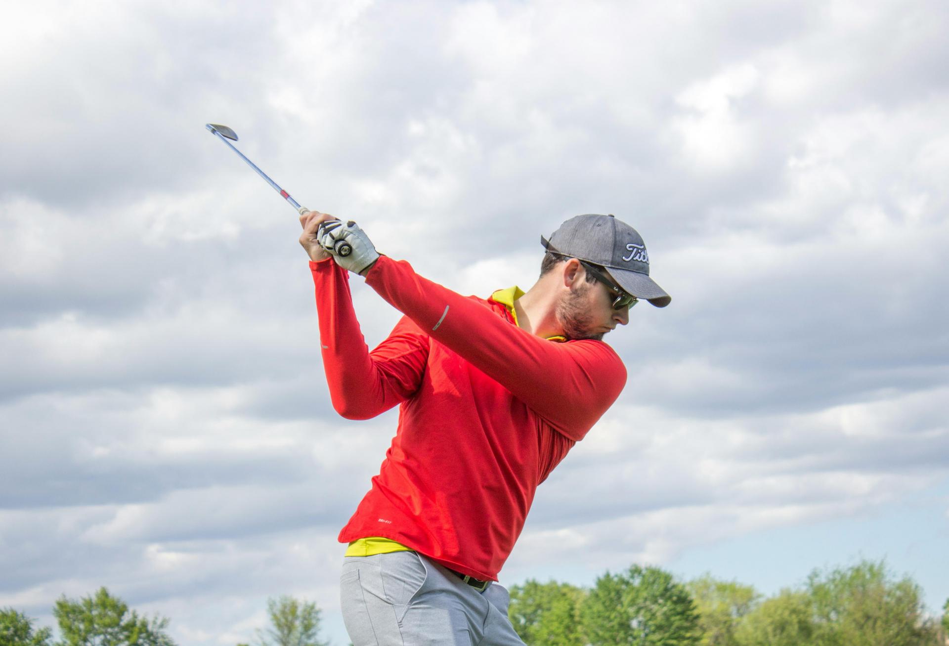 Man golfing red shirt golf golfer