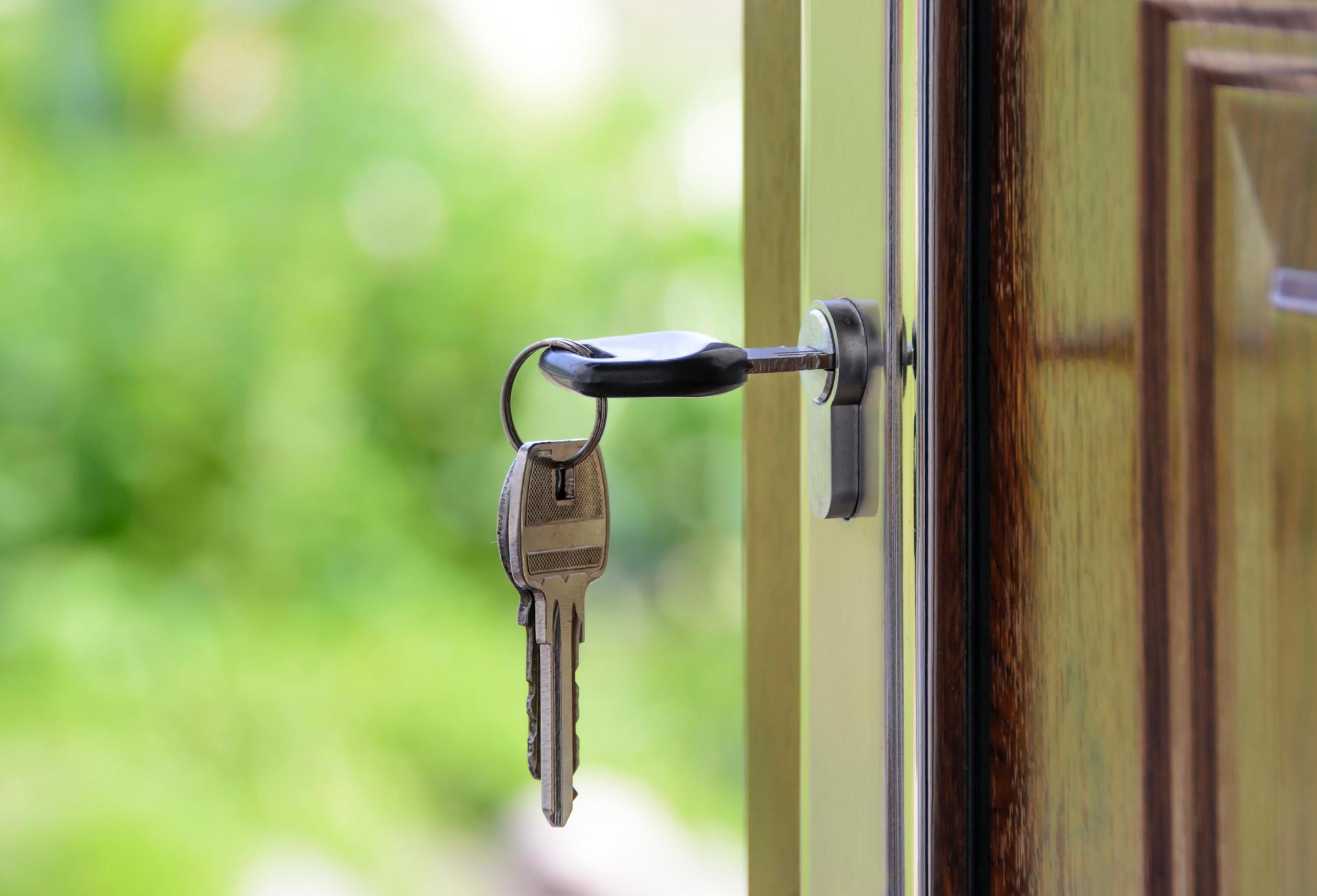 Apartment keys, house keys, home keys