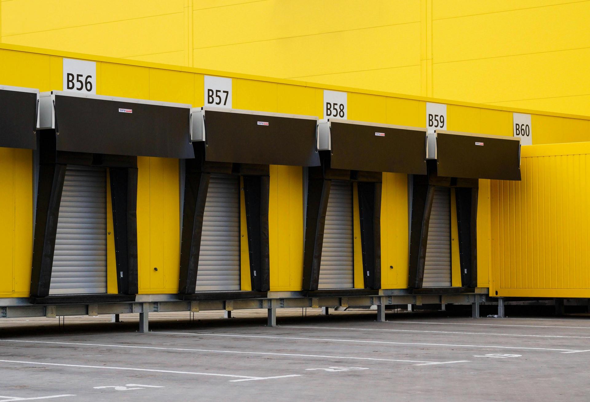 warehouse bays distribution truck bays