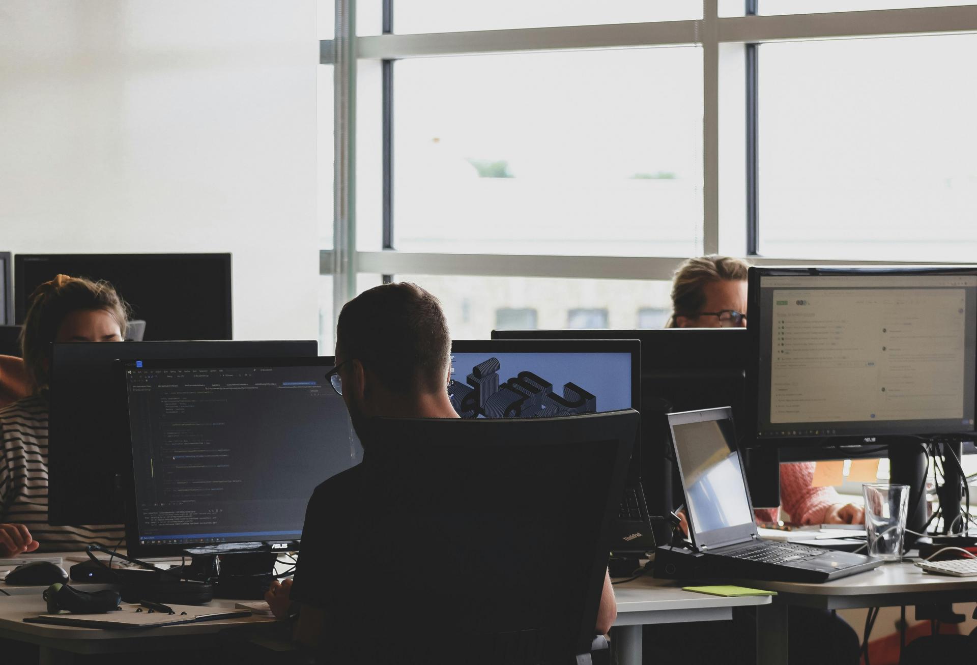 Foot Traffic To The Office Steps Up In Q3, Survey Finds