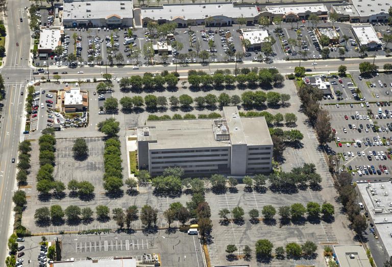 Mixed-use 3039-3041 Cochran Street in Simi Valley