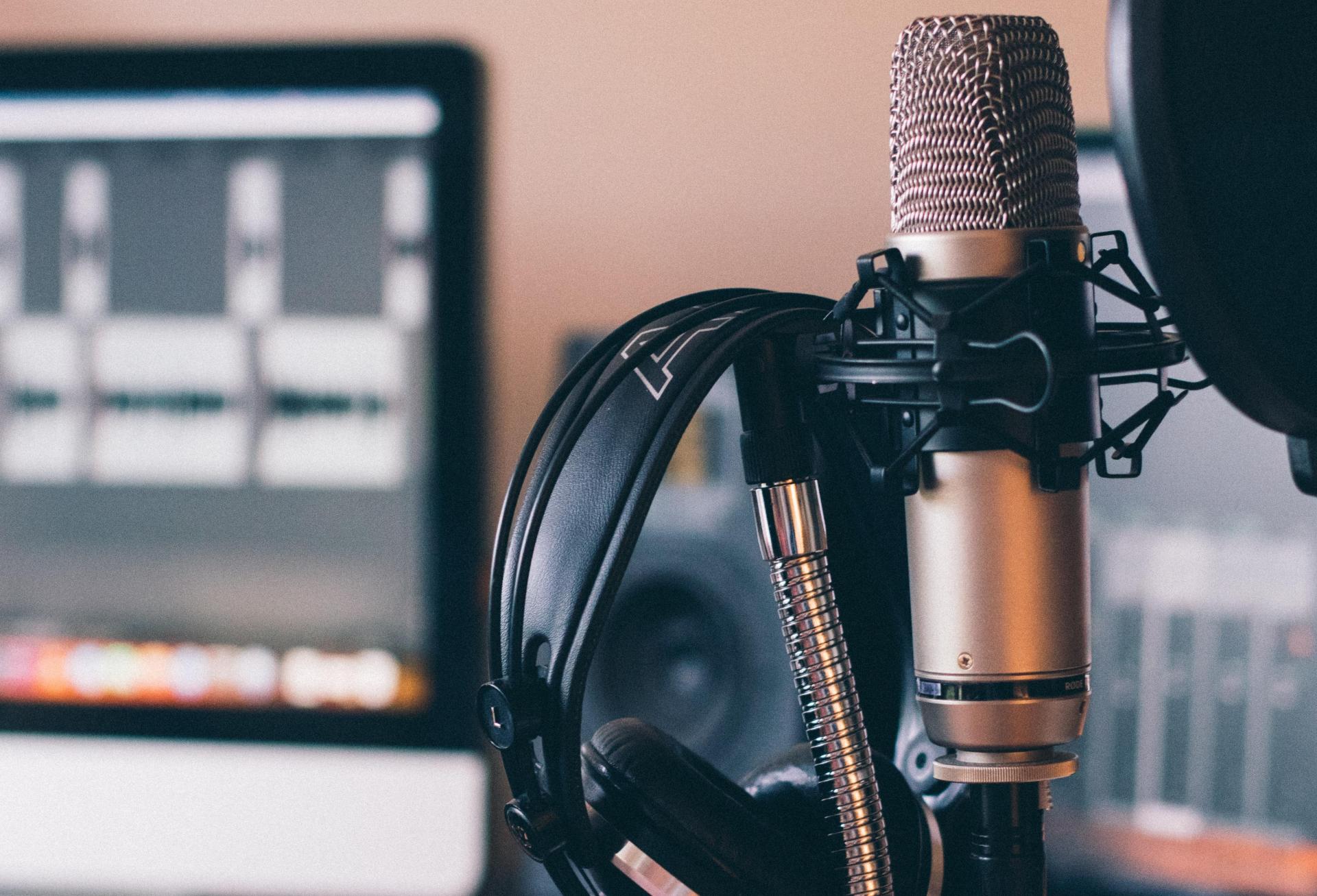 Top 7 CRE And Marketing Podcasts That Industry Players Must Tune Into