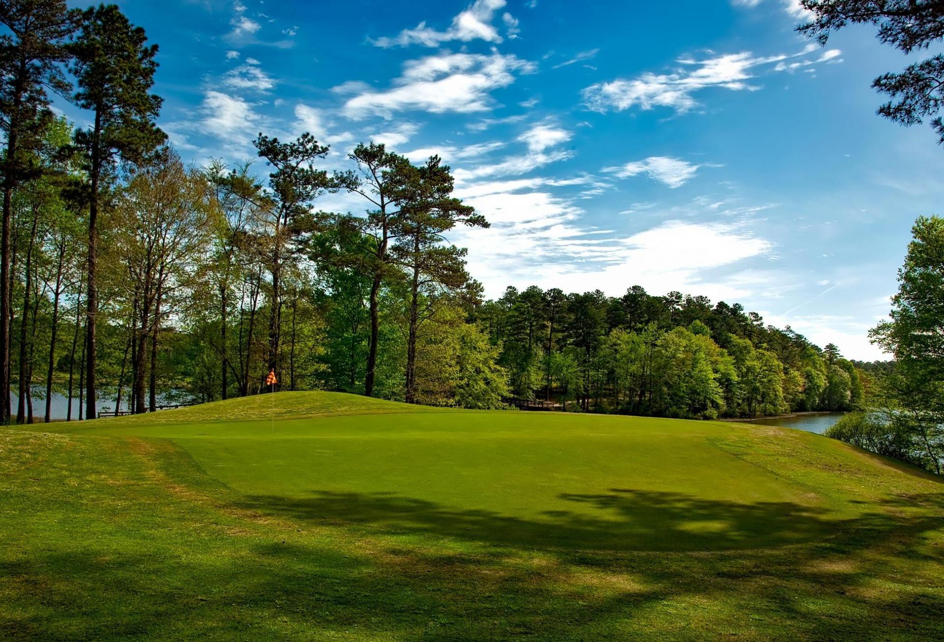 golf course photographed by prexels on pixabay